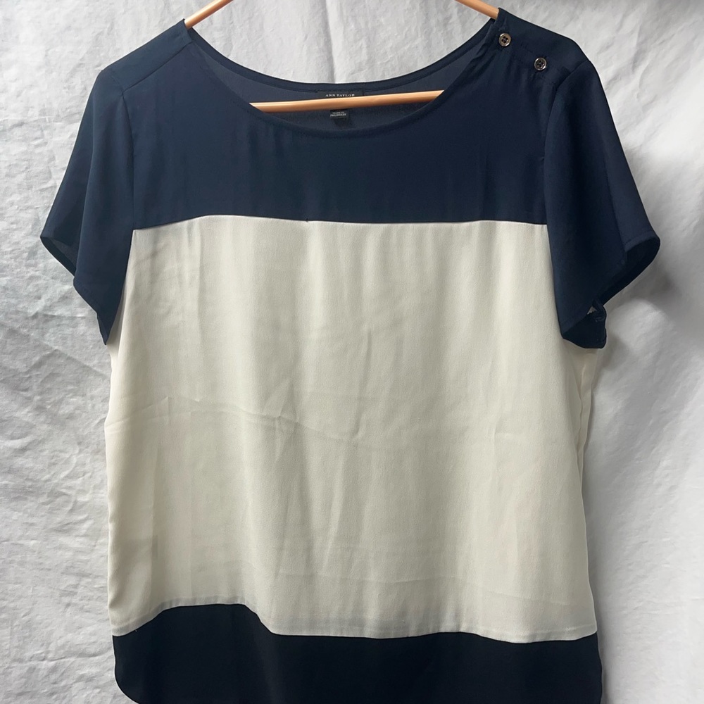 Ann Taylor shit size S navy blue and white